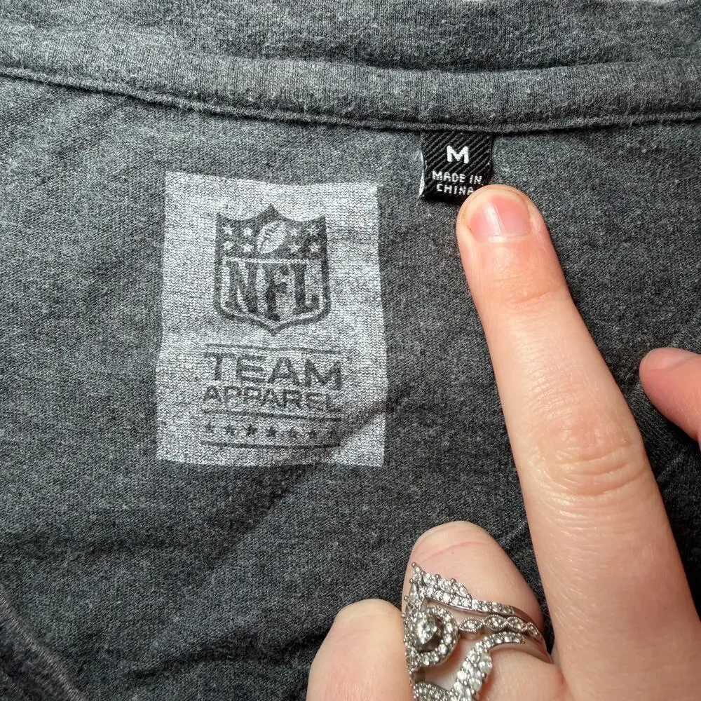 NFL TEAM APPAREL Women's V-Neck T-Shirt M Gray Heather Graphic - Picture 2 of 7